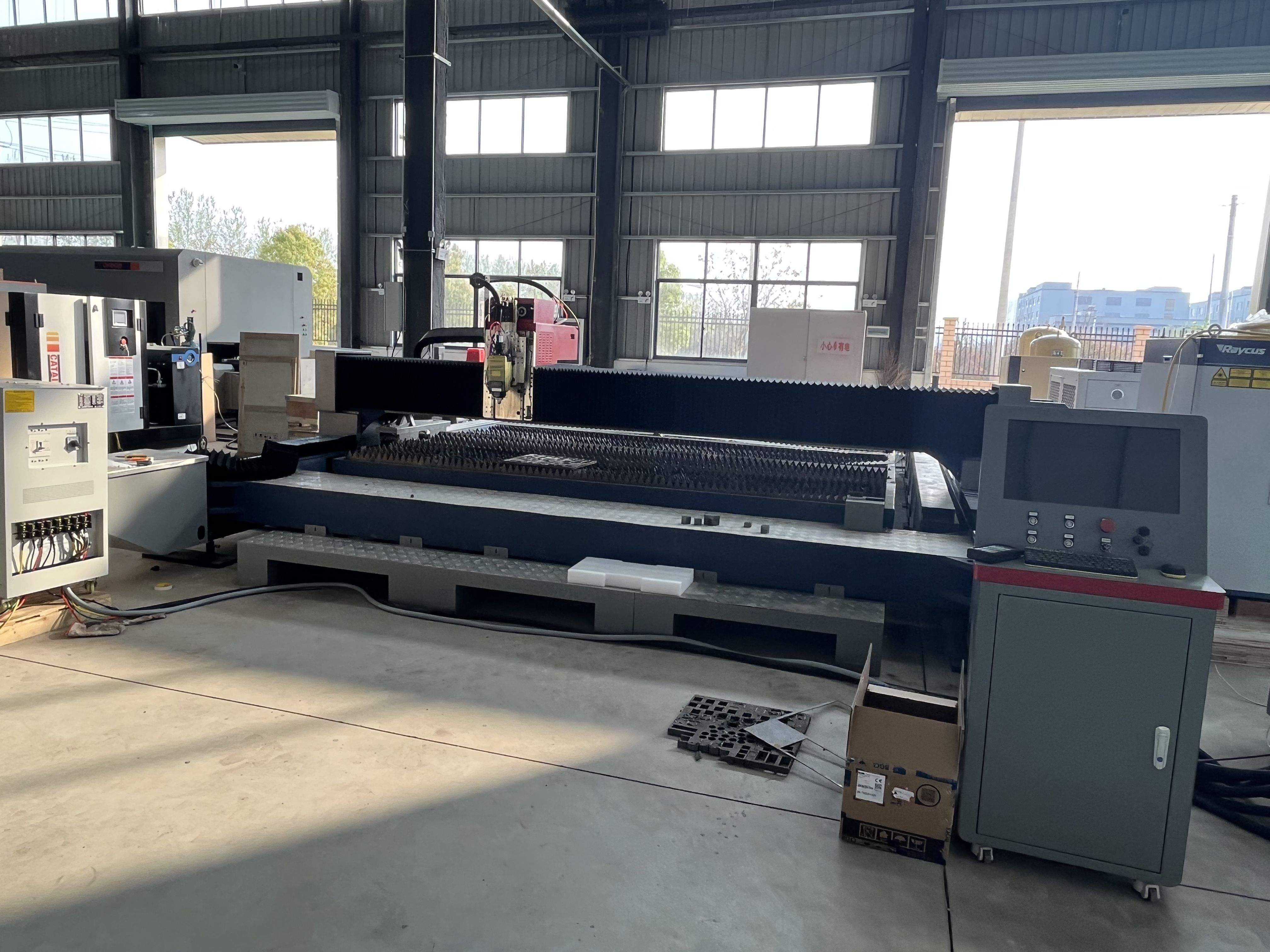 Industrial Laser Manufacturers - 3015 Fiber Laser metaalsnijapparatuur met automatisch